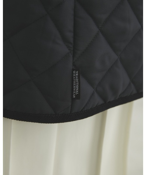 Traditional Weatherwear(トラディショナルウェザーウェア)の「ARKLEY LONG/アークリー ロング キルティング コート(ノーカラーコート・レディース・ネイビー/ブラウン/ブラック×ブラック/テラコッタ・36/34/32)」の7枚目の写真