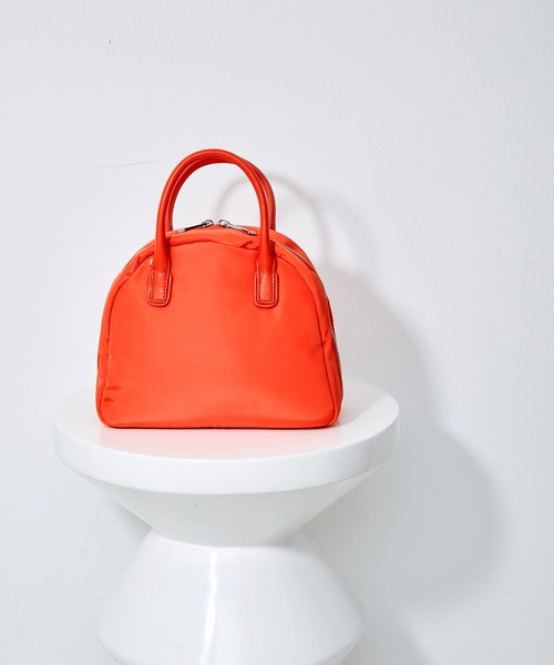 ADAM ET ROPE'(アダムエロペ)の「【WEB限定】中綿ラウンドミニボストン(ボストンバッグ・レディース・ブラック/オフホワイト/オレンジ・FREE)」の3枚目の写真