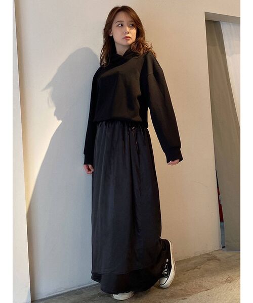 dazzlin（ダズリン）の「サテンコンビパーカーワンピース（ワンピース・レディース・ブラック/ブラウン/ベージュ・FREE）」の2枚目の写真