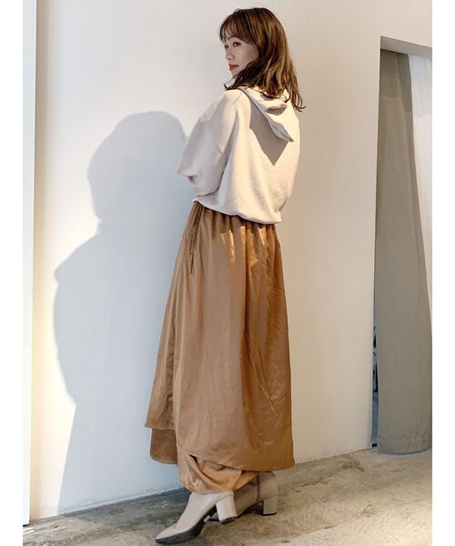 dazzlin（ダズリン）の「サテンコンビパーカーワンピース（ワンピース・レディース・ブラック/ブラウン/ベージュ・FREE）」の4枚目の写真