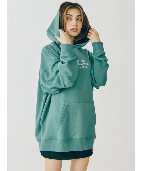 EVRIS（エヴリス）の「レタリングオーバーサイズスウェットフーディ（パーカー・レディース・アイボリー/ブラック/ブルー・FREE）」の3枚目の写真