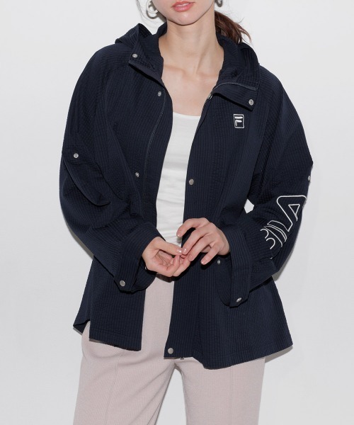 FILA（フィラ）の「＜FILA/フィラ＞シアサッカーロールアップマウンテンパーカー（マウンテンパーカー・レディース・ネイビー/ライトグレー・M/LL/L）」の2枚目の写真