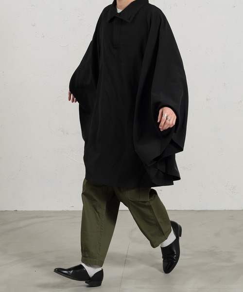 kutir（クティール）の「ビッグシルエットミリタリーポンチョ（ポンチョ・メンズ・ブラック/マスタード/グリーン・MEDIUM/LARGE）」の2枚目の写真