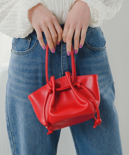 fifth（フィフス）の「【スタイリストレコメンド】フェイクレザー2way巾着ミニバッグ（ハンドバッグ・レディース・ホワイト/レッド/ライム/ブラック/ブルー/シルバー・FREE）」の5枚目の写真