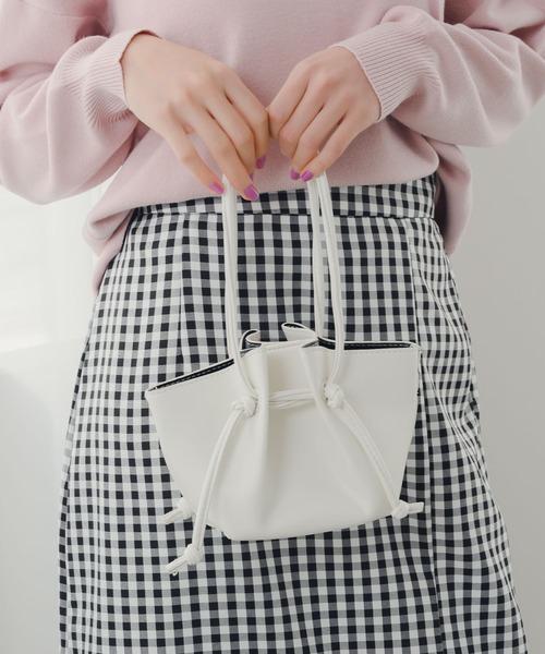 fifth（フィフス）の「【スタイリストレコメンド】フェイクレザー2way巾着ミニバッグ（ハンドバッグ・レディース・ホワイト/レッド/ライム/ブラック/ブルー/シルバー・FREE）」の2枚目の写真