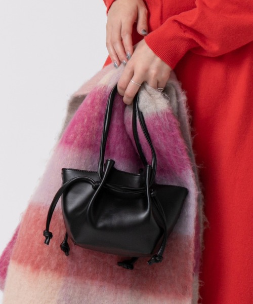 fifth（フィフス）の「【スタイリストレコメンド】フェイクレザー2way巾着ミニバッグ（ハンドバッグ・レディース・ホワイト/レッド/ライム/ブラック/ブルー/シルバー・FREE）」の3枚目の写真