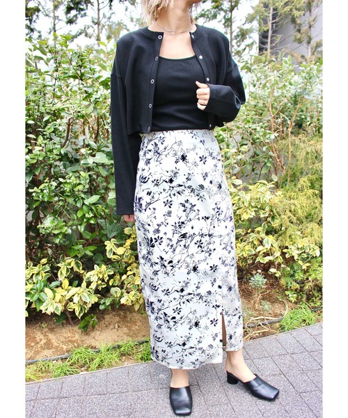 MLI'A（エムリア）の「花柄フロントスリットナロースカート（スカート・レディース・ホワイト×ブラック/ブラック×ホワイト・FREE）」の3枚目の写真