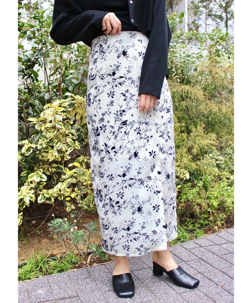 MLI'A（エムリア）の「花柄フロントスリットナロースカート（スカート・レディース・ホワイト×ブラック/ブラック×ホワイト・FREE）」の6枚目の写真