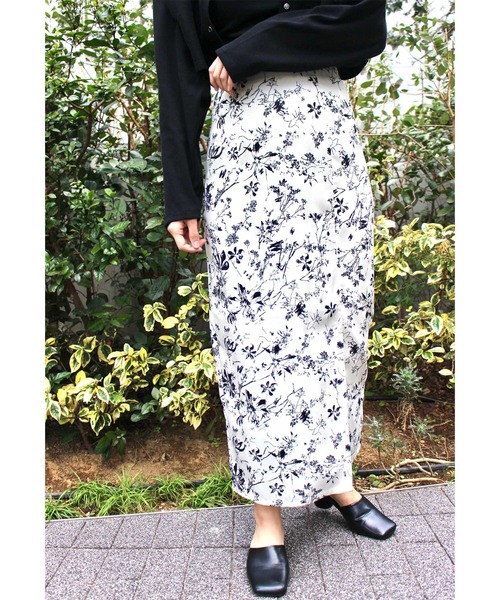 MLI'A（エムリア）の「花柄フロントスリットナロースカート（スカート・レディース・ホワイト×ブラック/ブラック×ホワイト・FREE）」の22枚目の写真