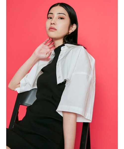 EMODA（エモダ）の「カットオフクロップドシャツ（シャツ/ブラウス・レディース・ブルー/ベージュ/ブラック/ホワイト・FREE）」の2枚目の写真