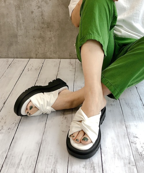 Noubel Voug Relax（ヌーベルヴォーグリラックス）の「ツイストデザインサンダル（サンダル・レディース・ホワイト/ベージュ/ブラック・LL/3L/L/M/S）」の2枚目の写真