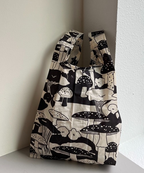 BAGGU（バグー）の「STANDARD BAGGU（エコバッグ/サブバッグ・レディース・バイオレット/ブルー/ブラウン/ピンク/ホワイト/ピンク系その他/ブラック/カーキ/その他・FREE）」の3枚目の写真