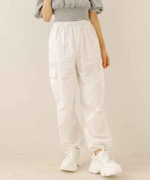 OLIVE des OLIVE（オリーブデオリーブ）の「裾しぼりゆるカーゴパンツ（カーゴパンツ・レディース・ブラック/オフホワイト/カーキ・FREE）」の2枚目の写真