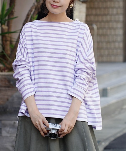 zootie（ズーティー）の「シミヘン加工 フレンチバスク ワイドプルオーバー［ボーダー＆無地］（Tシャツ/カットソー・レディース・オフホワイト/ホワイト×ピンク/ホワイト×ライトグレー/チャコール/ホワイト×イエロー/ピンク/グレー/ネイビー/ホワイト×パープル/バーガンディー/チャコールグレー/ブルー系その他2/ホワイト系その他5/レッド系その他2/ライラック/ベージュ系その他/ベージュ系その他2/ブラック/グリーン/ブラウン系その他2・フリー）」の3枚目の写真