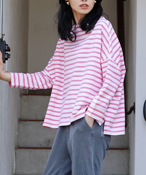 zootie（ズーティー）の「シミヘン加工 フレンチバスク ワイドプルオーバー［ボーダー＆無地］（Tシャツ/カットソー・レディース・オフホワイト/ホワイト×ピンク/ホワイト×ライトグレー/チャコール/ホワイト×イエロー/ピンク/グレー/ネイビー/ホワイト×パープル/バーガンディー/チャコールグレー/ブルー系その他2/ホワイト系その他5/レッド系その他2/ライラック/ベージュ系その他/ベージュ系その他2/ブラック/グリーン/ブラウン系その他2・フリー）」の5枚目の写真