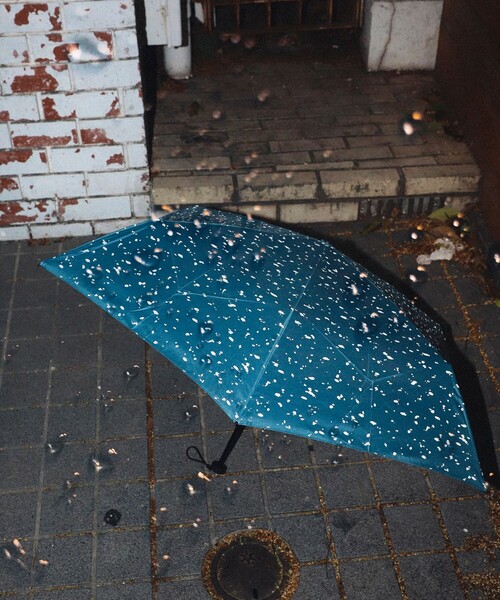 bpr BEAMS（ビーピーアール ビームス ）の「bPr BEAMS / スプラッシュ リフレクター 折り畳み傘（折りたたみ傘・レディース・ブラック/オリーブ/サックスブルー・ONE SIZE）」の4枚目の写真