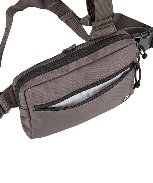NIXON（ニクソン）の「【NIXON/ニクソン】Bandit Bag　ボディバッグ 　容量2L　海洋プラスチックを採用したサステイナブルモデル（ボディバッグ/ウエストポーチ・メンズ・チャコール・FREE）」の3枚目の写真