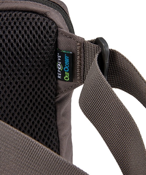 NIXON（ニクソン）の「【NIXON/ニクソン】Bandit Bag　ボディバッグ 　容量2L　海洋プラスチックを採用したサステイナブルモデル（ボディバッグ/ウエストポーチ・メンズ・チャコール・FREE）」の11枚目の写真