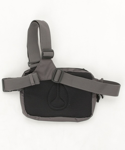 NIXON（ニクソン）の「【NIXON/ニクソン】Bandit Bag　ボディバッグ 　容量2L　海洋プラスチックを採用したサステイナブルモデル（ボディバッグ/ウエストポーチ・メンズ・チャコール・FREE）」の2枚目の写真