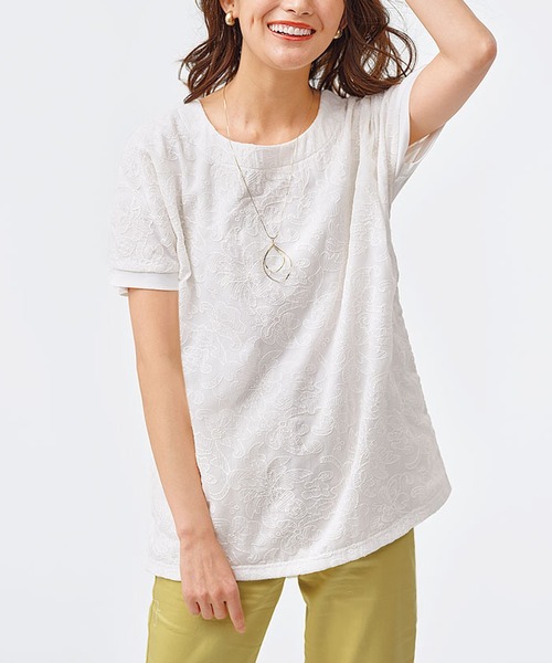 BELLUNA（ベルーナ）の「花柄刺しゅう重ねプルオーバー（Tシャツ/カットソー・レディース・ラベンダー/セージグリーン/ネイビー/オフホワイト・LARGE/MEDIUM/X-LARGE）」の2枚目の写真