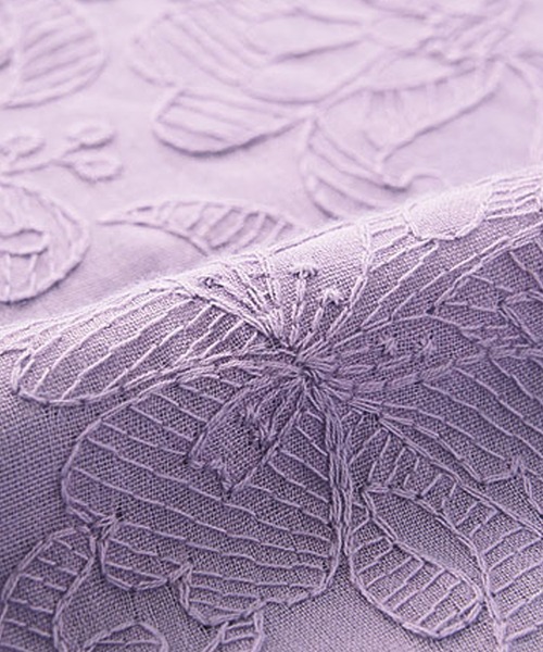 BELLUNA（ベルーナ）の「花柄刺しゅう重ねプルオーバー（Tシャツ/カットソー・レディース・ラベンダー/セージグリーン/ネイビー/オフホワイト・LARGE/MEDIUM/X-LARGE）」の5枚目の写真