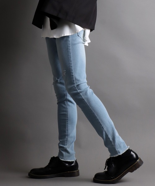 SITRY(シトリー)の「super stretch damaged denim skinny pants/スーパーストレッチ ダメージデニム スキニーパンツ(デニムパンツ・メンズ・ワンウォッシュ/ブラック/ケミカルウォッシュ/ブラック系その他/ライトインディゴブルー・LL/M/L)」の1枚目の写真