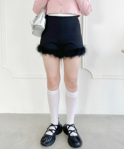 Loueme(ルエム)の「フェザーファーショートパンツ(その他パンツ・レディース・ブラック・M)」の4枚目の写真