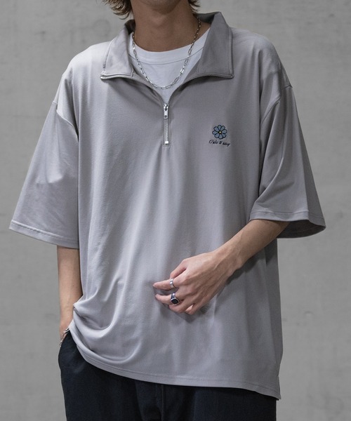 JOHN'S CLOSET(ジョンズクローゼット)の「【a】とろみジョーゼット フラワーエンブロイダリー ハーフジップ(Tシャツ/カットソー・メンズ・ブルー/グレイッシュベージュ/ブラック・MEDIUM/LARGE)」の3枚目の写真