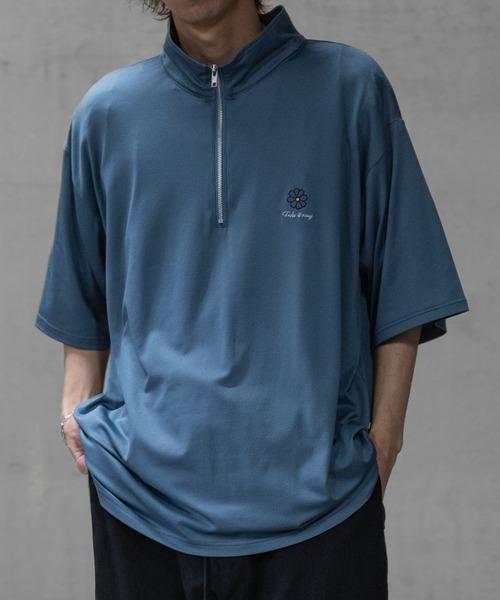 JOHN'S CLOSET(ジョンズクローゼット)の「【a】とろみジョーゼット フラワーエンブロイダリー ハーフジップ(Tシャツ/カットソー・メンズ・ブルー/グレイッシュベージュ/ブラック・MEDIUM/LARGE)」の1枚目の写真