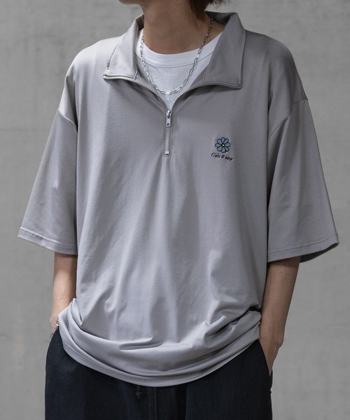 JOHN'S CLOSET(ジョンズクローゼット)の「【a】とろみジョーゼット フラワーエンブロイダリー ハーフジップ(Tシャツ/カットソー・メンズ・ブルー/グレイッシュベージュ/ブラック・MEDIUM/LARGE)」の5枚目の写真