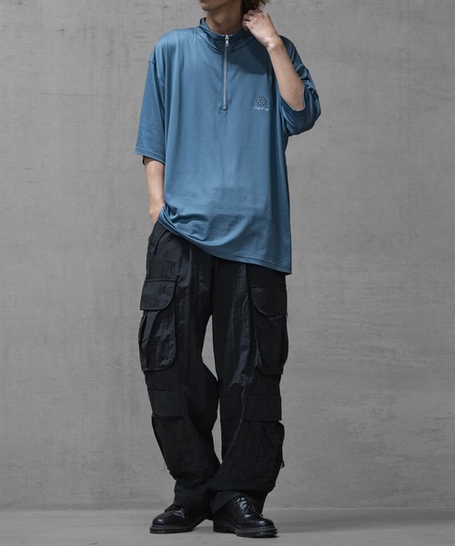 JOHN'S CLOSET(ジョンズクローゼット)の「【a】とろみジョーゼット フラワーエンブロイダリー ハーフジップ(Tシャツ/カットソー・メンズ・ブルー/グレイッシュベージュ/ブラック・MEDIUM/LARGE)」の19枚目の写真