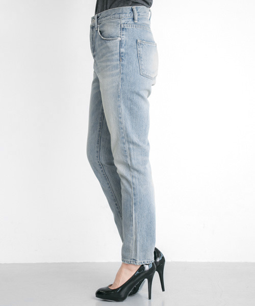 URBAN RESEARCH（アーバンリサーチ）の「UR テーパードデニム（デニムパンツ・レディース・ライトインディゴブルー・38/36）」の17枚目の写真