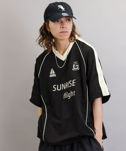 SPINNS(スピンズ)の「【ユニセックスで着用可能】半袖サッカーTシャツ(Tシャツ/カットソー・メンズ・ネイビー/ブラウン/ブラック・ONESIZE)」の1枚目の写真