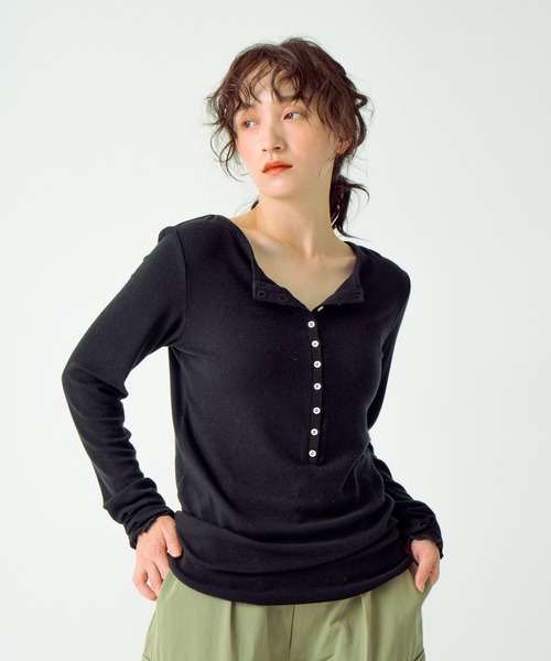 kha:ki（カーキ）の「「KHA:KI/カーキ」ソフトヘンリーネックトップ（Tシャツ/カットソー・レディース・イエロー/ブルー/オフホワイト/ブラック/オレンジ・1）」の4枚目の写真