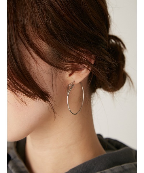 LILY BROWN(リリーブラウン)の「ハートフープピアス(ピアス(両耳用)・レディース・シルバー/ゴールド・FREE)」の5枚目の写真