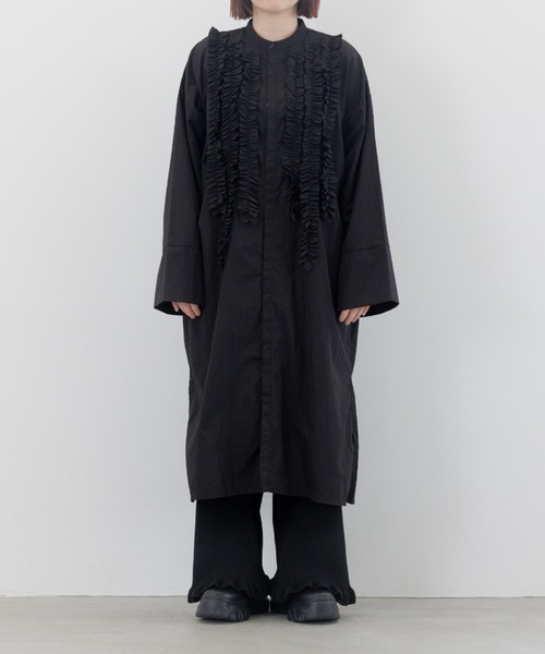 LOWRYS FARM（ローリーズファーム）の「ナイロンフリルシャツワンピースＬＳ　 145391（シャツワンピース・キッズ・ブラック/ホワイト・FREE）」の2枚目の写真