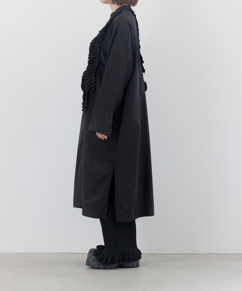 LOWRYS FARM（ローリーズファーム）の「ナイロンフリルシャツワンピースＬＳ　 145391（シャツワンピース・キッズ・ブラック/ホワイト・FREE）」の14枚目の写真