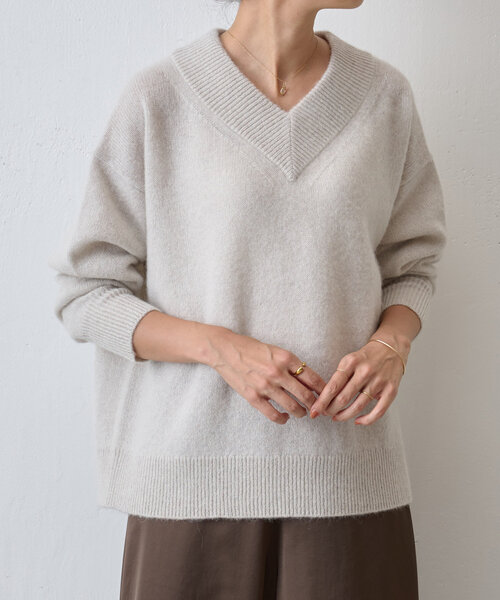 BEARDSLEY（ビアズリー）の「Vネックラメプルオーバー（ニット/セーター・レディース・ダークグレー/ベージュ・FREE）」の2枚目の写真