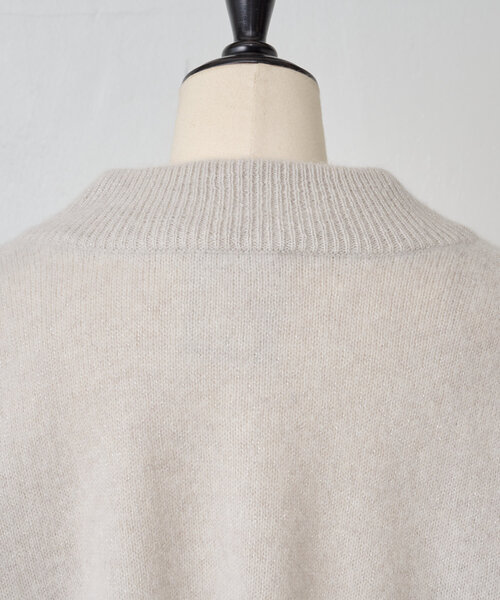 【新品タグ付】ビアズリー　Vネックプルオーバーニット　ホワイト BEARDSLEY（ビアズリー）の「コットンVネックプルオーバー