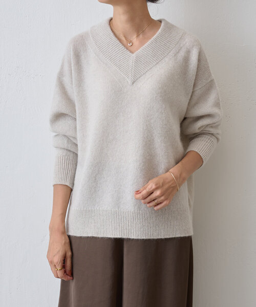 【新品タグ付】ビアズリー　Vネックプルオーバーニット　ホワイト Vネックラメプルオーバー（ニット/セーター）｜BEARDSLEY