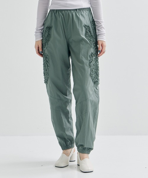 TAAKK（ターク）の「【TAAKK/ターク】EMBROIDERY PANTS（その他パンツ・レディース・グレー/ブラック・3）」の2枚目の写真