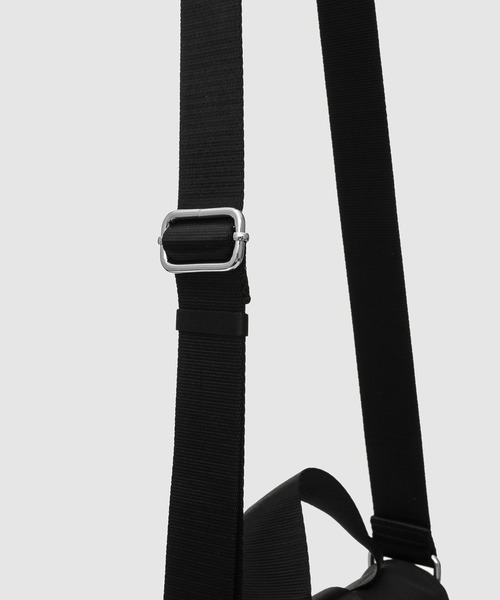 GANNI(ガニー)の「Recycled Tech Mini Satchel(ショルダーバッグ・レディース・ブラック・OS/ONE SIZE)」の3枚目の写真