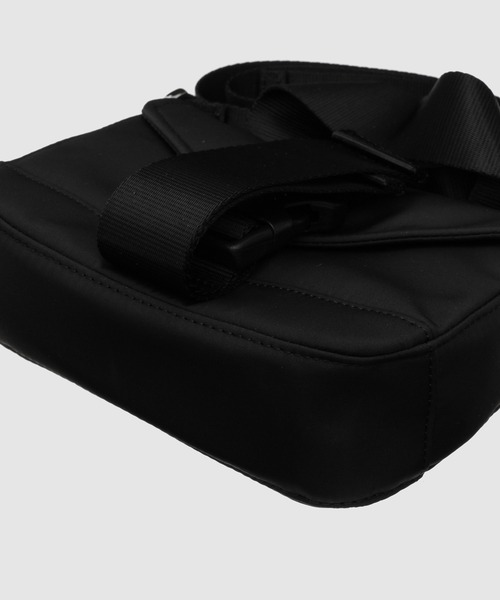 GANNI(ガニー)の「Recycled Tech Mini Satchel(ショルダーバッグ・レディース・ブラック・OS/ONE SIZE)」の7枚目の写真