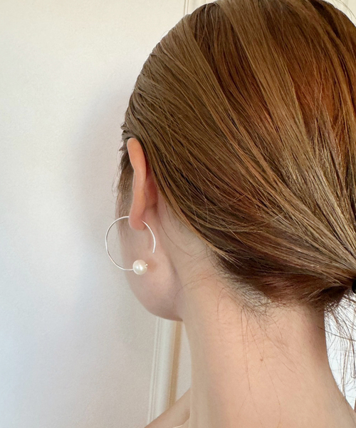 Le Chic Radical(ルシックラディカル)の「【Le Chic Radical /ルシ ックラディカル】ループパールピアス(ピアス(両耳用)・レディース・シルバー・FREE)」の2枚目の写真