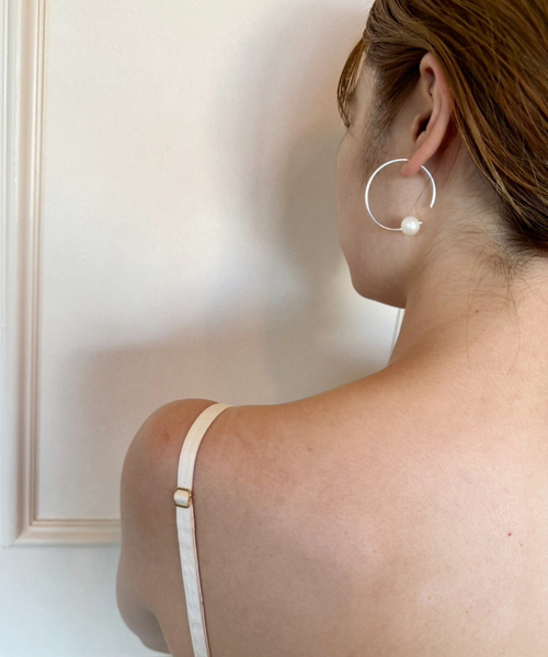 Le Chic Radical(ルシックラディカル)の「【Le Chic Radical /ルシ ックラディカル】ループパールピアス(ピアス(両耳用)・レディース・シルバー・FREE)」の3枚目の写真