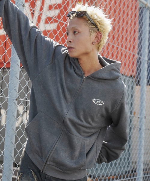 SHORT ROUND（ショートラウンド）の「SHORT ROUND/メタルワンポイントZIPパーカー（パーカー・メンズ・スミクロ/グレー・LARGE/MEDIUM）」の2枚目の写真