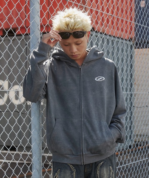 SHORT ROUND（ショートラウンド）の「SHORT ROUND/メタルワンポイントZIPパーカー（パーカー・メンズ・スミクロ/グレー・LARGE/MEDIUM）」の5枚目の写真