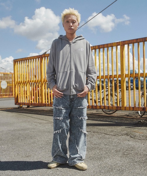 SHORT ROUND（ショートラウンド）の「SHORT ROUND/メタルワンポイントZIPパーカー（パーカー・メンズ・スミクロ/グレー・LARGE/MEDIUM）」の4枚目の写真