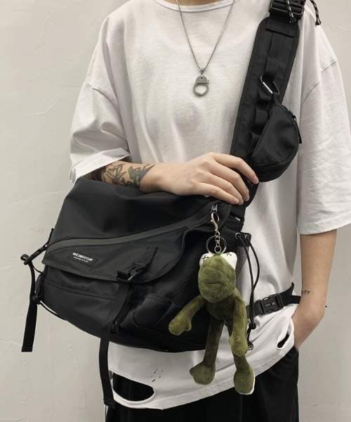 lilful(リルフル)の「【A4サイズ対応】ナイロンワンショルダー 多機能 メッセンジャーバッグ 男女兼用 ミニポーチ付き(ショルダーバッグ・レディース・ブラック・F)」の5枚目の写真