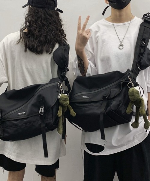 lilful(リルフル)の「【A4サイズ対応】ナイロンワンショルダー 多機能 メッセンジャーバッグ 男女兼用 ミニポーチ付き(ショルダーバッグ・レディース・ブラック・F)」の4枚目の写真